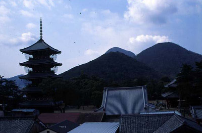 五重塔と香色山写真