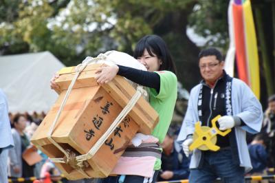 力餅競技　女性の部