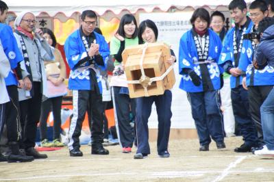 力餅競技　女性の部