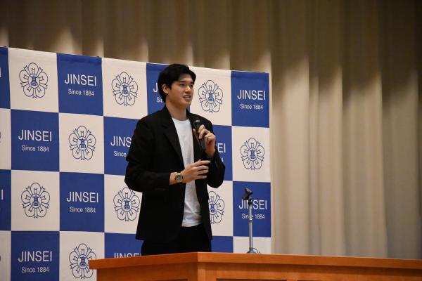渡邊雄太選手が母校で講演をする写真