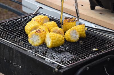 焼きトウモロコシの写真
