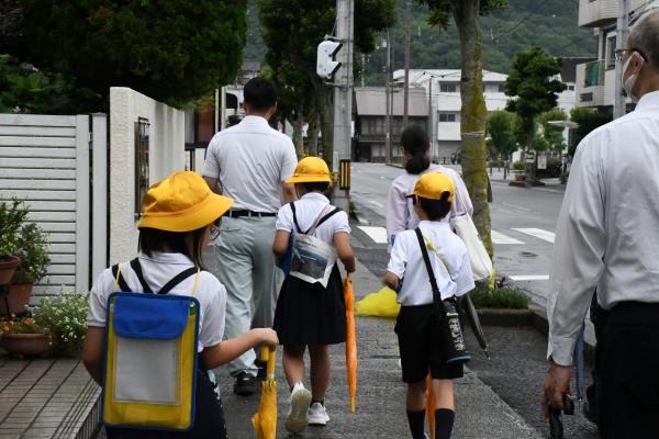 まちを歩いて学習する写真