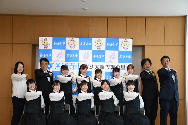 尽誠学園高等学校応援部チア表敬訪問の写真