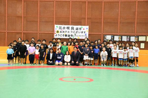 元木咲良選手来訪の集合写真