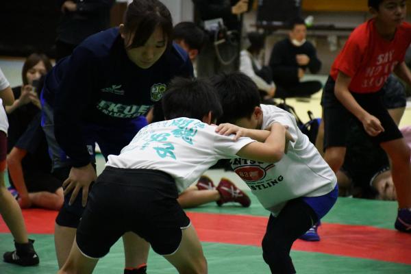 元木咲良選手が指導している写真