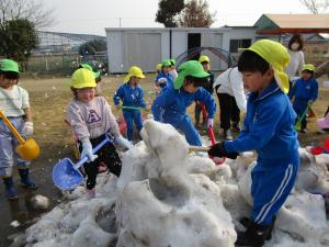吉原小学校の雪遊び風景