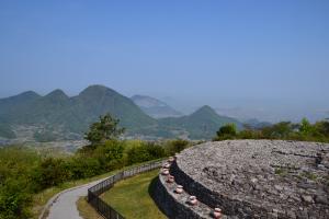 午前九時ごろの大麻山から見た五岳山