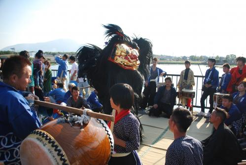 五条獅子組神事場での獅子舞1