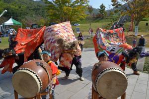 市民集いの丘公園での曼荼羅寺西獅子組獅子舞写真1