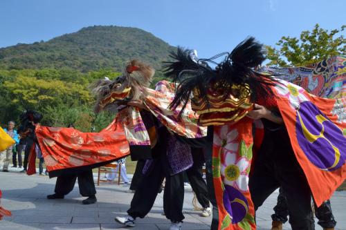 市民集いの丘公園での曼荼羅寺西獅子組獅子舞写真2