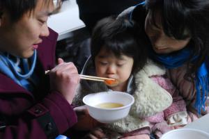 うどんをたべる子ども写真