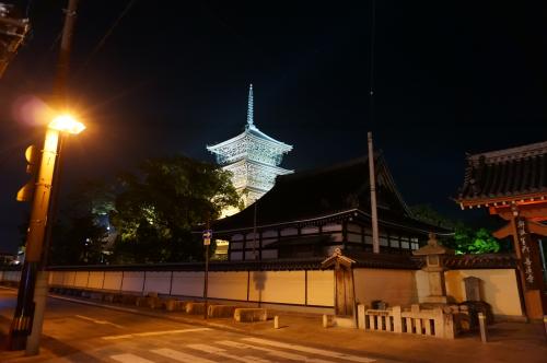 路地からみた五重塔夜景写真１