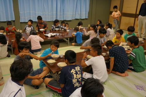 うどんを食べる子ども達の写真２