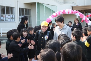 筆岡小学校卒業式写真２