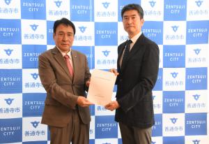 写真（報告書提出）